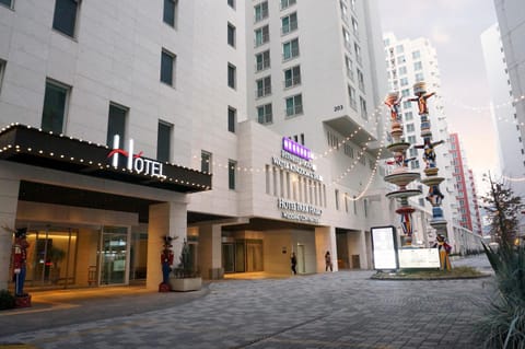 Facade/entrance