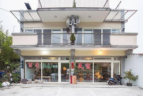 Property building, Day, Location, Parking