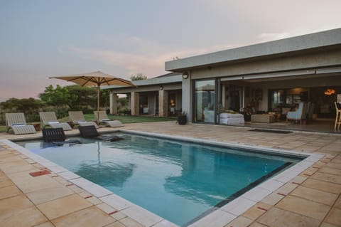 Property building, Swimming pool, sunbed
