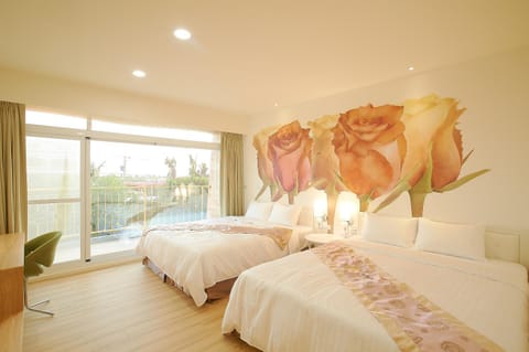 Photo of the whole room, Decorative detail