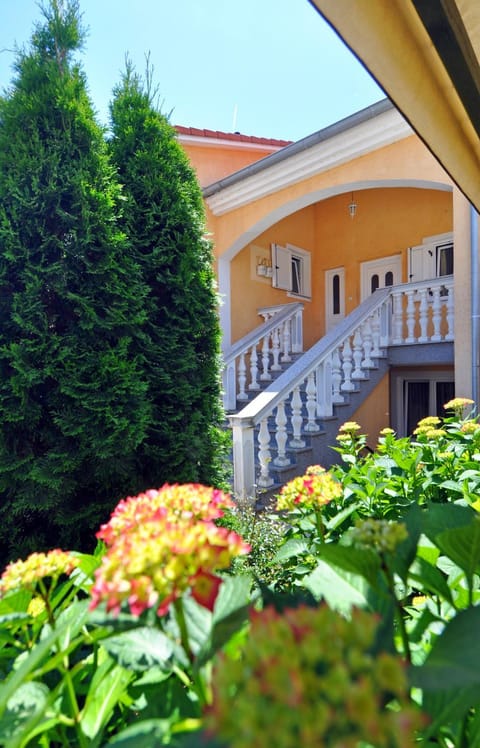 Facade/entrance