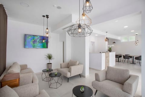 Property building, Facade/entrance, Bird's eye view, TV and multimedia, Coffee/tea facilities, Living room, Lobby or reception, Seating area