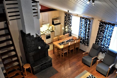 Dining area, fireplace