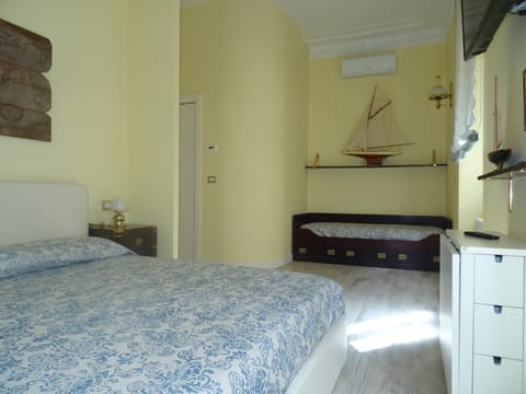 Kitchen or kitchenette, Bedroom