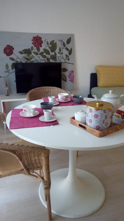 TV and multimedia, Coffee/tea facilities, Living room, Seating area, Dining area