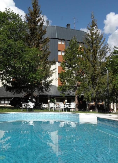 Property building, Spring, Garden, Garden view, Pool view, Swimming pool, sunbed