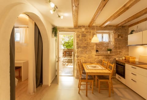 Kitchen or kitchenette, Dining area