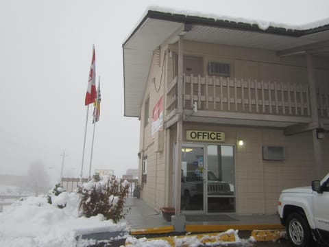 Facade/entrance, Business facilities