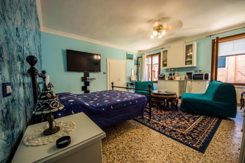 Bed, Day, Other, Photo of the whole room, Decorative detail, Bedroom