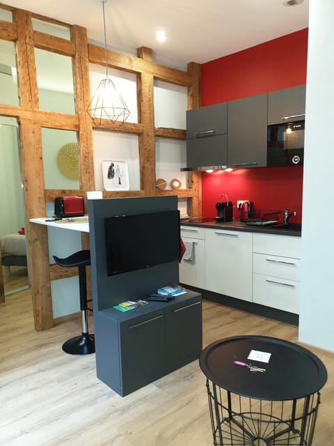 TV and multimedia, Kitchen or kitchenette, stove, toaster