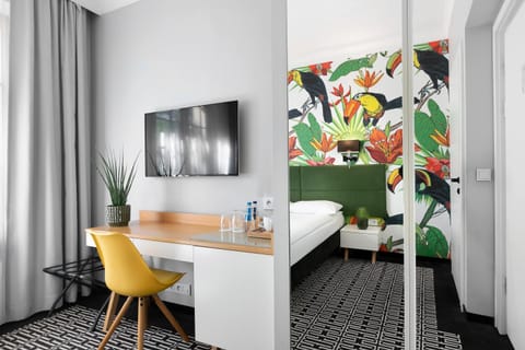 TV and multimedia, Coffee/tea facilities, Photo of the whole room, minibar, safe