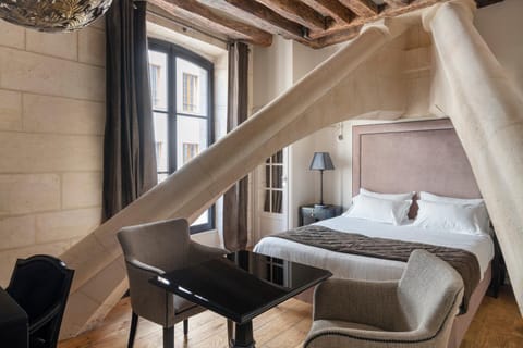 Bed, Photo of the whole room, Bedroom, Quiet street view