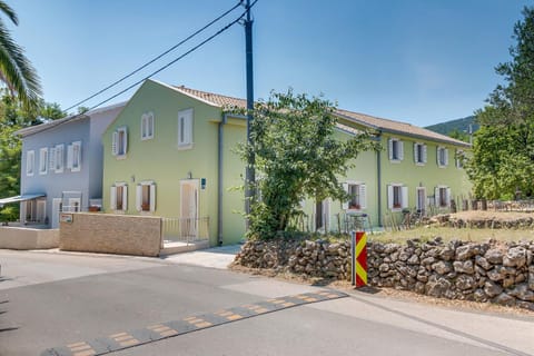Property building, Neighbourhood