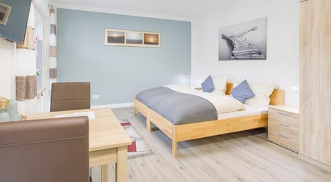 Bed, TV and multimedia, Photo of the whole room, Seating area, Bedroom