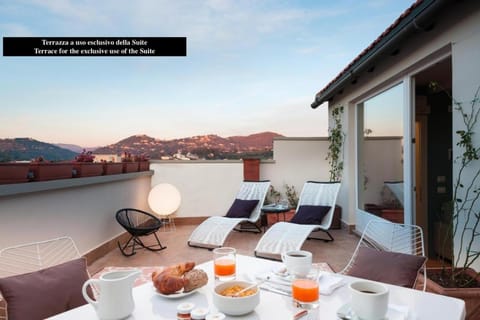 Patio, Balcony/Terrace, Living room, Food and drinks, Seating area, Food, Breakfast, Drinks