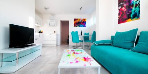TV and multimedia, Coffee/tea facilities, Kitchen or kitchenette, Living room, Seating area, Dining area