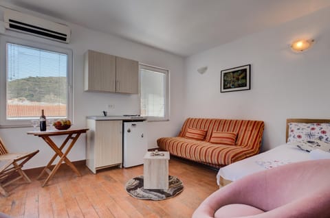 Staff, Bed, People, TV and multimedia, Kitchen or kitchenette, Living room, Other, Decorative detail, Seating area, Dining area, City view, Garden view, Street view, Family, Quiet street view