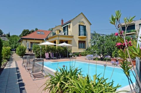 Property building, Day, Garden, Pool view, Swimming pool, sunbed