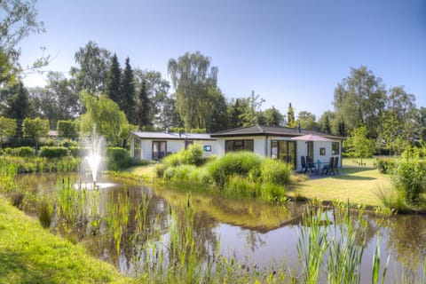 Property building, Garden, Balcony/Terrace, Garden view, Lake view