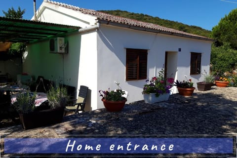 Property building, Patio, Facade/entrance