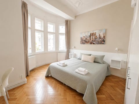 Bed, Photo of the whole room, Decorative detail, Bedroom, towels