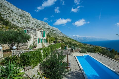 Natural landscape, Mountain view, Pool view, Sea view, Swimming pool, Location