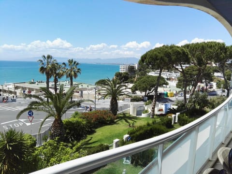 Garden, Balcony/Terrace, Lobby or reception, Beach