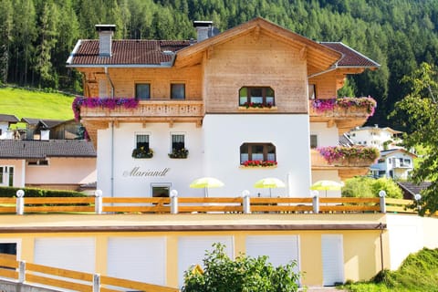 Pension Mariandl Bed and Breakfast in Neustift im Stubaital