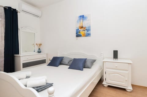 Bed, Bedroom, air conditioner