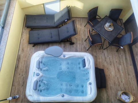 Hot Tub, Seating area