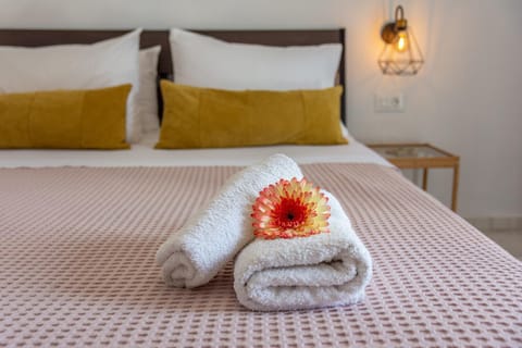 Bed, Photo of the whole room, Bedroom, towels