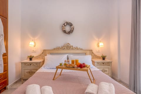 Bed, Food and drinks, Photo of the whole room, Bedroom