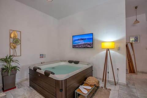 Hot Tub, TV and multimedia, Spa and wellness centre/facilities, Bath