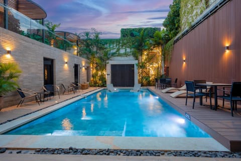 Swimming pool