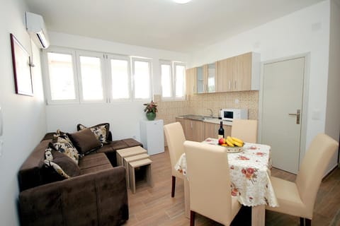 Living room, Other, Photo of the whole room, Decorative detail, Seating area, Dining area, City view, Garden view, Mountain view, Street view, Quiet street view