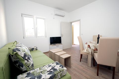 Staff, Communal lounge/ TV room, People, TV and multimedia, Living room, Other, Decorative detail, Seating area, Dining area, City view, Garden view, Mountain view, Street view, Family, Quiet street view