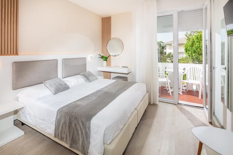 Bed, Balcony/Terrace, Photo of the whole room, Bedroom