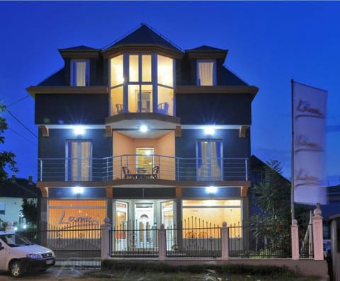 Property building, Facade/entrance, Facade/entrance, Night, Parking