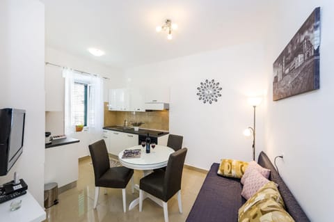 TV and multimedia, Kitchen or kitchenette, Living room, Photo of the whole room, Seating area, Dining area