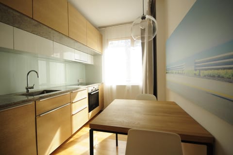 Coffee/tea facilities, Kitchen or kitchenette, Seating area, Dining area, On site