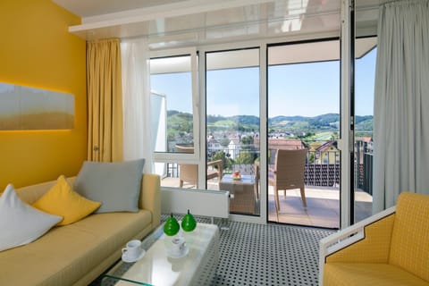 Natural landscape, View (from property/room), Balcony/Terrace, Seating area, Mountain view