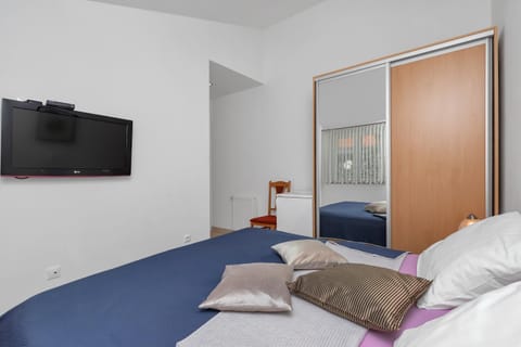 TV and multimedia, Photo of the whole room, Bedroom