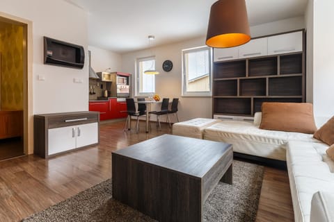 Kitchen or kitchenette, Living room, Seating area, Dining area