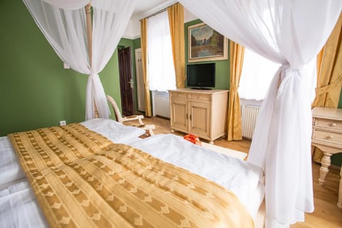 Bed, TV and multimedia, Photo of the whole room, Decorative detail, Bedroom