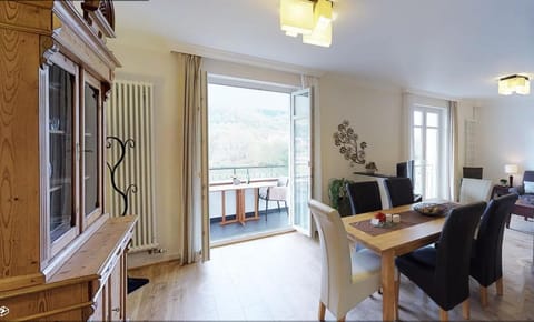 Balcony/Terrace, Photo of the whole room, Decorative detail, Dining area, River view