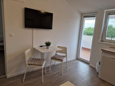 TV and multimedia, Kitchen or kitchenette, Living room, Seating area, Dining area