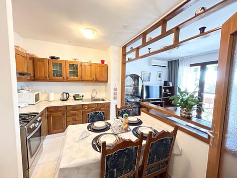 Kitchen or kitchenette, Dining area, oven, toaster