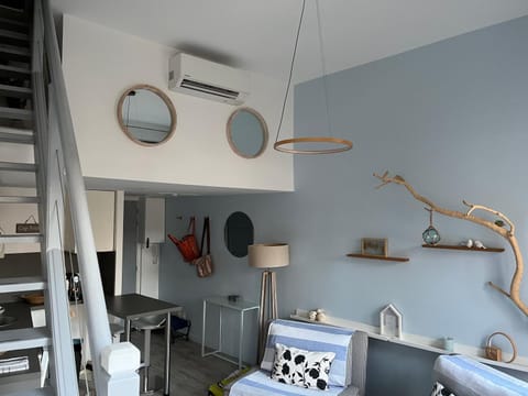 Kitchen or kitchenette, Living room, air conditioner