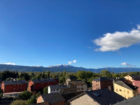 Neighbourhood, Natural landscape, Bird's eye view, City view, Landmark view, Mountain view, River view, Street view