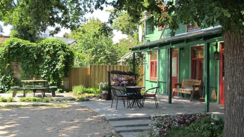Property building, Patio, Facade/entrance, Balcony/Terrace